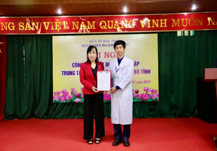 Đ/c Tô Thị Mai Hoa trao quyết định
